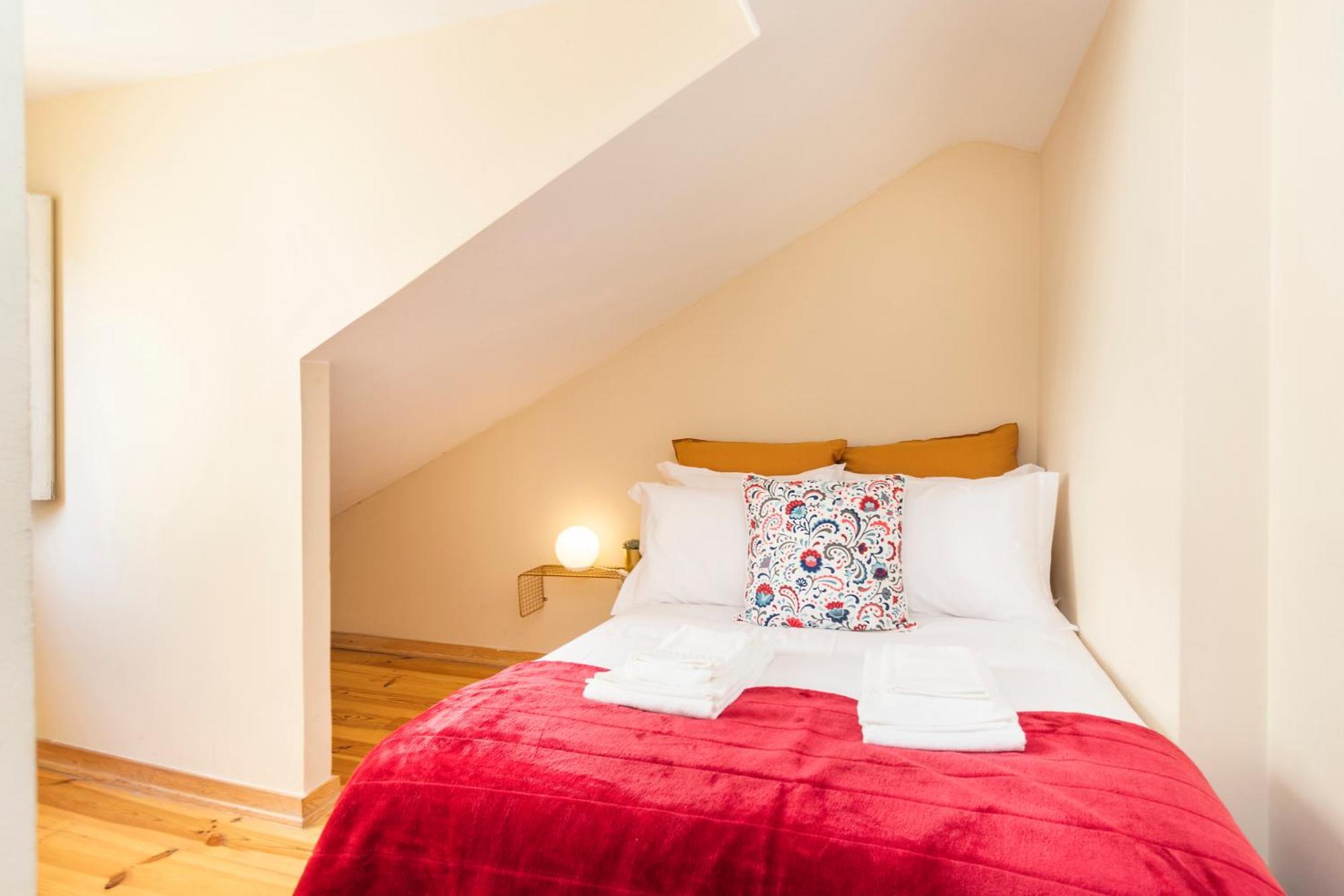 Budget 1 Bed Down Town Лиссабон Экстерьер фото